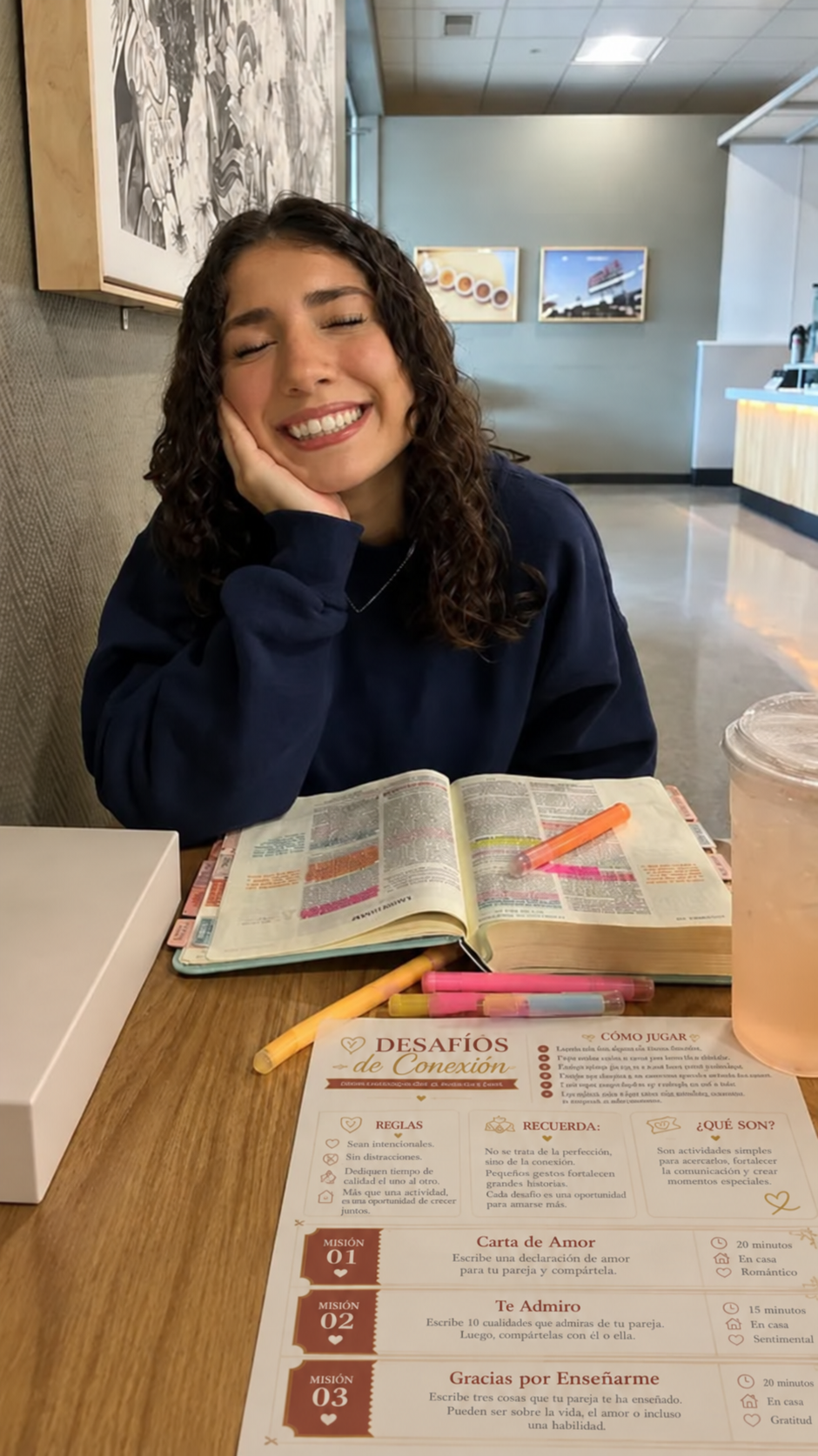 Cliente sonriendo junto al material Desafíos de Conexión