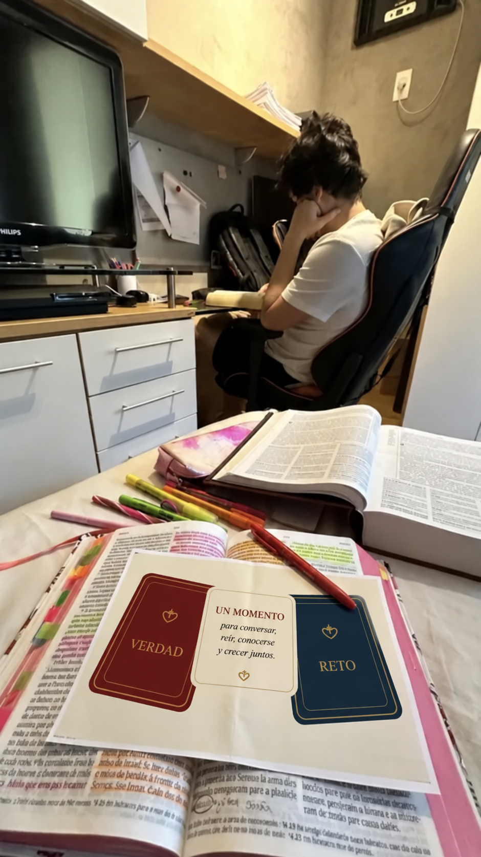 Pareja usando las Tarjetas Verdad o Reto Cristiano en casa
